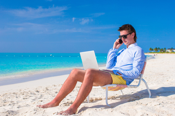 fiatal ember dolgozik a laptop tropical beach - Fotó, kép