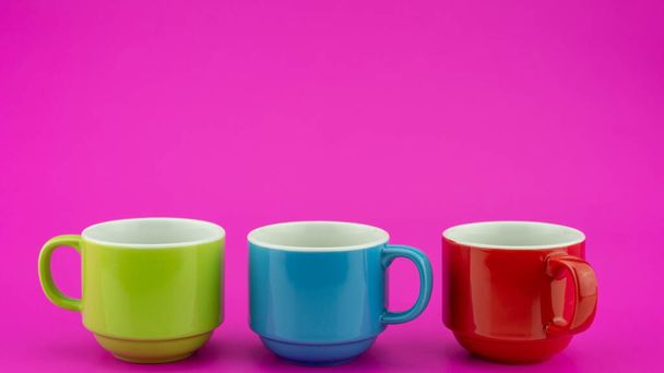 Tazza di caffè colorato su sfondo di carta colorato Un sacco di tazze per caffè e tè in caffetteria Cibo e bevande concetto di sfondo - Foto, immagini
