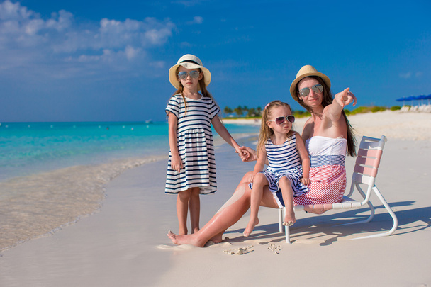 νεαρή μητέρα και λίγο κόρες Απολαύστε καλοκαιρινές διακοπές - Φωτογραφία, εικόνα