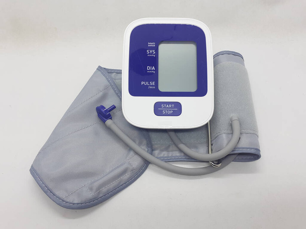 ένα απλό σφυγμομανόμετρο, συσκευή μέτρησης αρτηριακής πίεσης σε λευκό φόντο απομόνωσης - Φωτογραφία, εικόνα