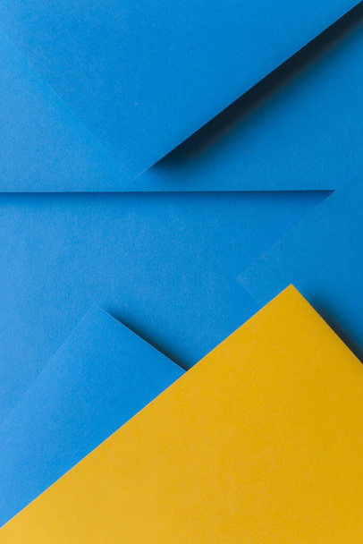 disposición creativa papel de color azul amarillo creando fondo abstracto. concepto de foto hermosa de alta calidad - Foto, Imagen