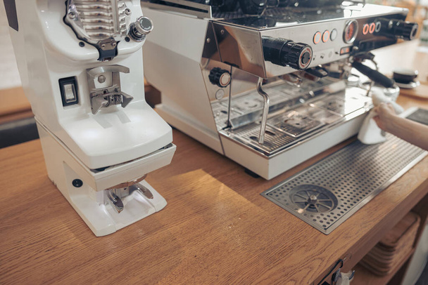 Barista Reinigung professionelle Kaffeemaschine in der Cafeteria - Foto, Bild