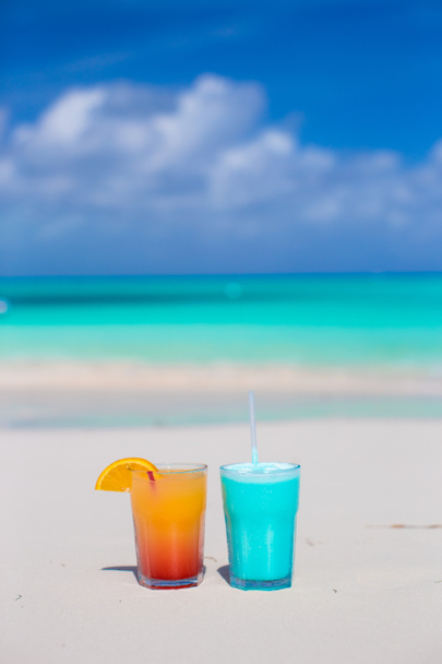 Dois saborosos coquetéis na praia de areia branca
 - Foto, Imagem