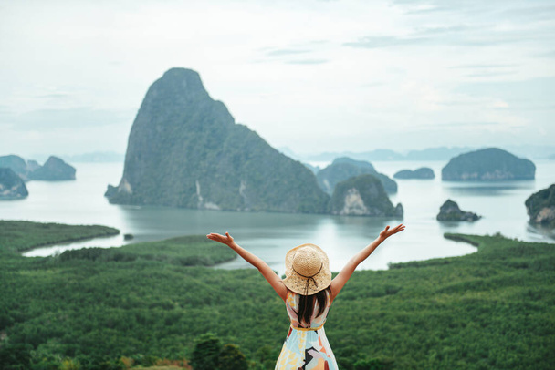 Свобода путешественница женщина расслабляется с поднятыми руками на вершине горы в Таиланде, Наслаждайтесь поездки концепции - Фото, изображение