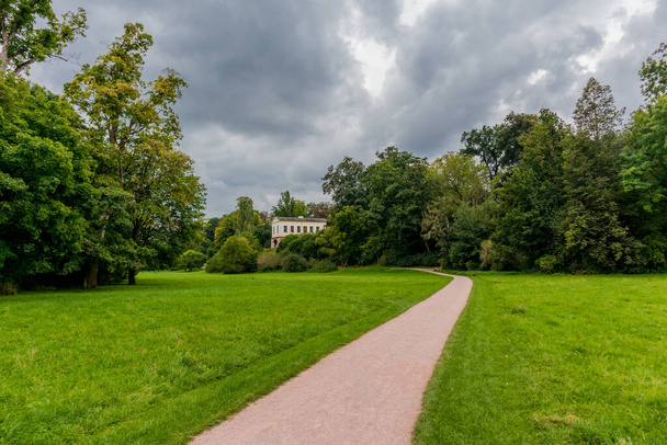 Herbstspaziergang durch die klassische Stadt Weimar und ihren schönen Park an der Ilm - Thüringen - Foto, Bild