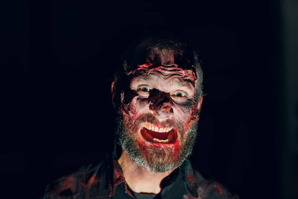 Zombi férfi smink a halloween koncepcióhoz. Vér az arcon - Fotó, kép