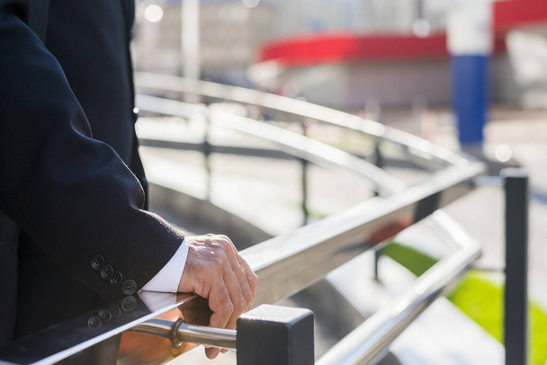 midsection view businessman 's hand railing. Концепция красивой фотографии высокого качества - Фото, изображение