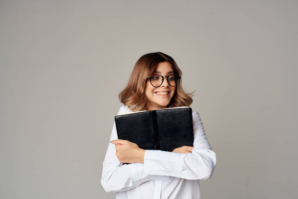 femme émotionnelle en chemise gestionnaire documents de travail fond isolé - Photo, image