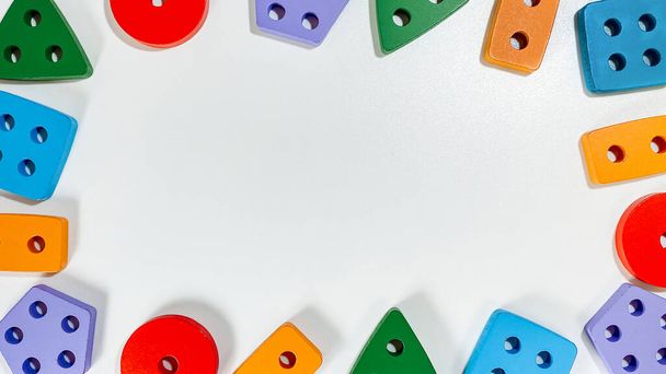Un layout di giocattoli educativi per bambini piccoli sotto forma di selezionatori multicolori su sfondo bianco. Bambino concetto di sviluppo precoce - Foto, immagini