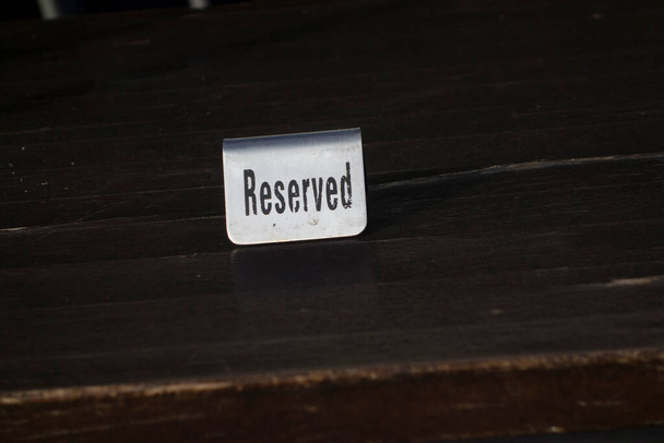 een reservering of gereserveerd bord in een pub of restaurant - Foto, afbeelding