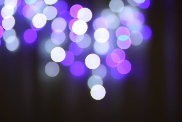 Joulu tai uudenvuoden festivre hämärtynyt tausta värikkäitä Garland valot. - Valokuva, kuva