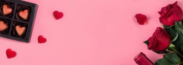 День святого Валентина подарок знакомства с вином и концепция розы на розовом фоне дизайн концепции - Фото, изображение
