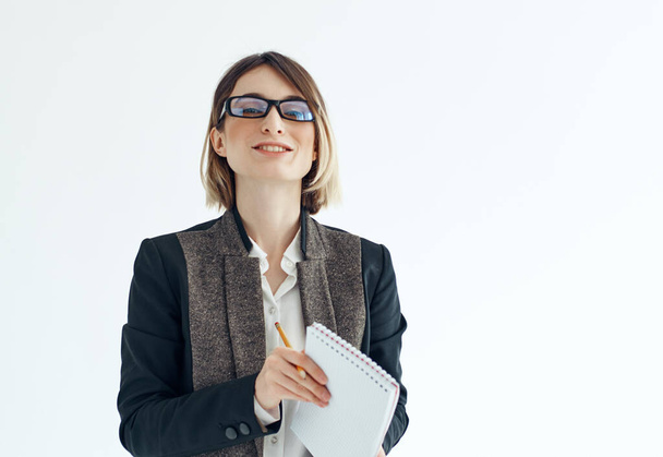 Geschäftsfrau in Brille mit Notizblock dokumentiert Büro - Foto, Bild