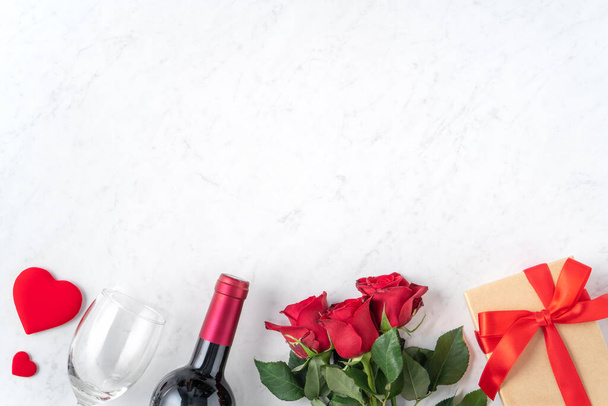 Вид зверху подарунок на день Святого Валентина з трояндою та вином, концепція святкового дизайну для особливого святкового прийому їжі
. - Фото, зображення
