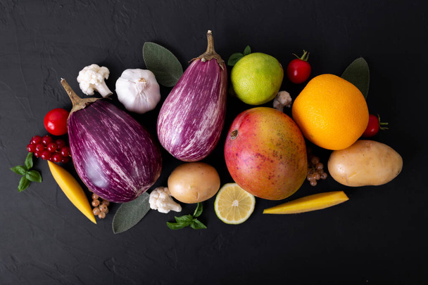 Склад овочів, фруктів та ягід фіолетовий на чорному тлі. Здорова їжа. Органічна їжа
. - Фото, зображення