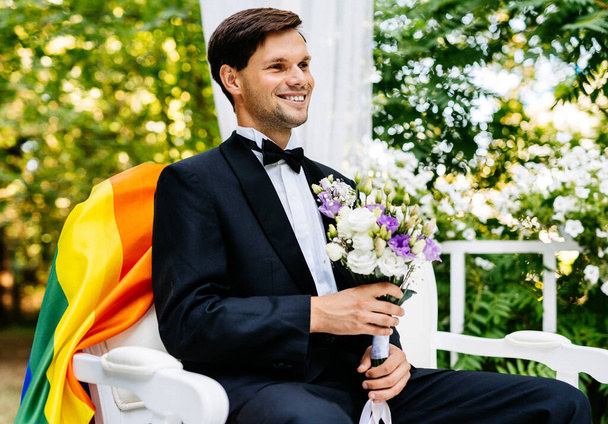 Homosexual couple celebrating their own wedding - LBGT couple at wedding ceremony, concepts about inclusiveness, LGBTQ community and social equity - Фото, зображення