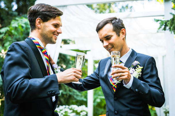 Homosexual couple celebrating their own wedding - LBGT couple at wedding ceremony, concepts about inclusiveness, LGBTQ community and social equity - Foto, Imagen