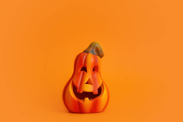 Narancs háttér dekoratív tételek halloween. Halloween ijesztő tök - Fotó, kép