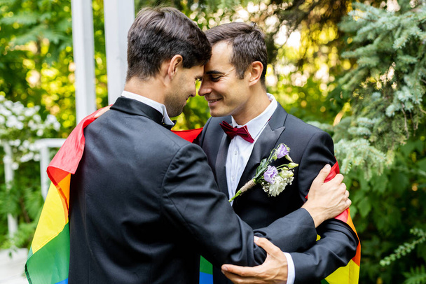 Homosexual couple celebrating their own wedding - LBGT couple at wedding ceremony, concepts about inclusiveness, LGBTQ community and social equity - Φωτογραφία, εικόνα