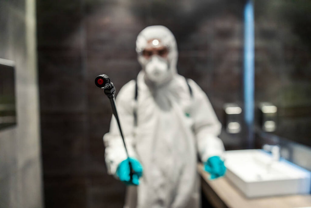 Zdjęcie pojedynczego opryskiwacza do czyszczenia i dezynfekcji obszaru od koronawirusu. Kontrola pandemii, epidemia COVID19 - Zdjęcie, obraz