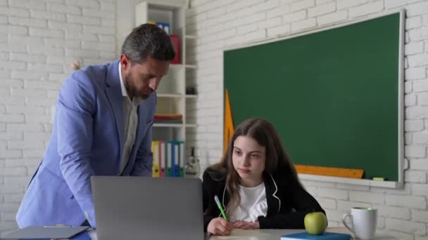 enseignant en colère et étudiant étudient en ligne avec ordinateur portable dans la salle de classe, webinaire - Séquence, vidéo