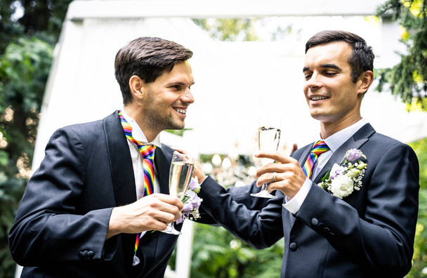 Homosexual couple celebrating their own wedding - LBGT couple at wedding ceremony, concepts about inclusiveness, LGBTQ community and social equity - Foto, Imagem