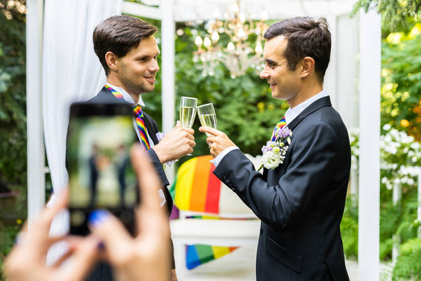 Homosexual couple celebrating their own wedding - LBGT couple at wedding ceremony, concepts about inclusiveness, LGBTQ community and social equity - Fotografie, Obrázek