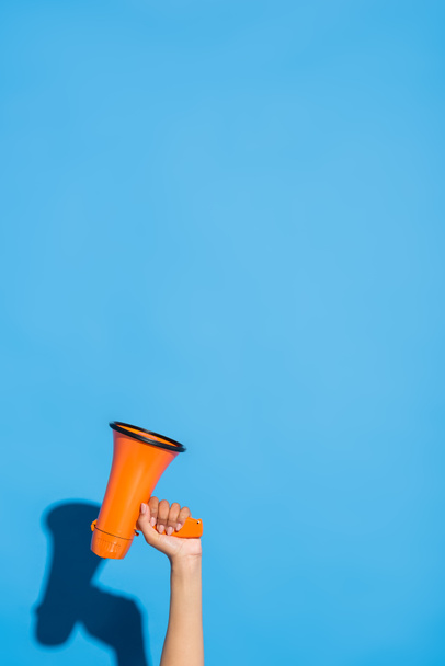 vista parcial de mujer afroamericana con megáfono naranja sobre azul - Foto, imagen