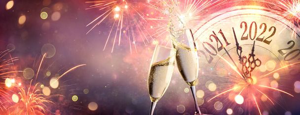 2022 Święto Nowego Roku - odliczanie i tosty z szampanem i fajerwerkami na abstrakcyjnym tle - Zdjęcie, obraz