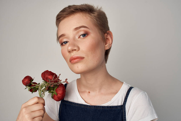 short haired woman  with flowers  cropped view. High quality photo - Foto, Imagem