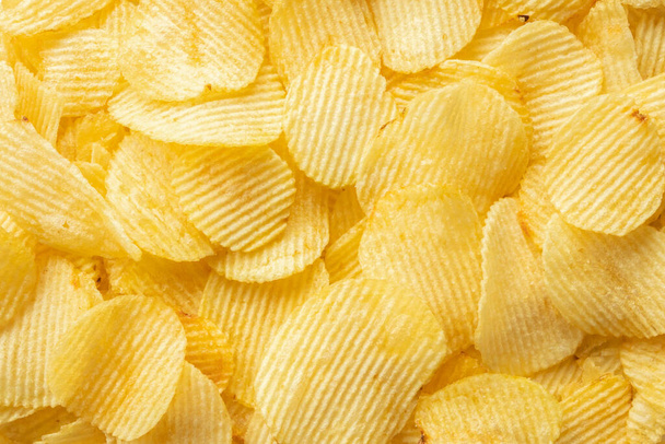 Хрустящие золотые картофельные чипсы - Фото, изображение