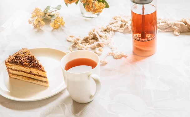 thé avec morceau de gâteau éponge décoré de chocolat servi pour le petit déjeuner le matin à la maison ou dans un hôtel, profiter de la vie et délicieux concept alimentaire - Photo, image