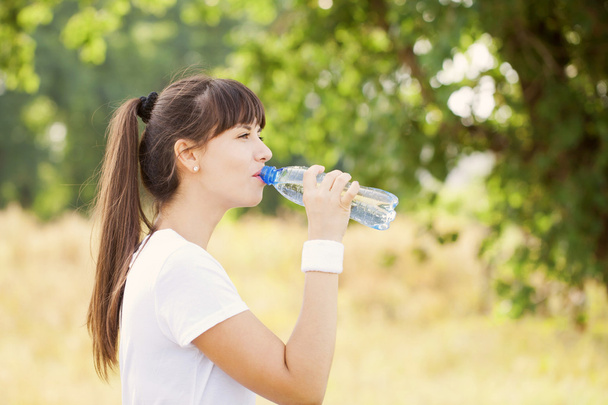 Corredor mujer beber agua después de trotar
  - Foto, imagen