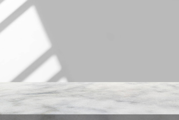 Marmurowy stół z kroplą cienia okiennego na białym tle ściany do wyświetlania produktu makiety - Zdjęcie, obraz