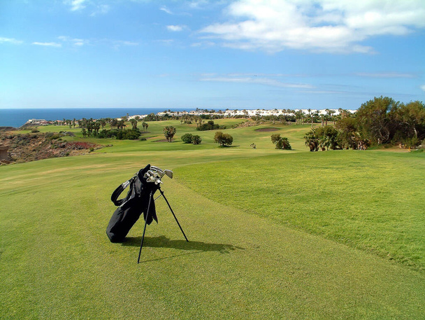 Γήπεδο γκολφ με ένα σετ από μπαστούνια σε μια ηλιόλουστη μέρα. Τενερίφη. Κανάριοι Νήσοι. Ισπανία. - Φωτογραφία, εικόνα