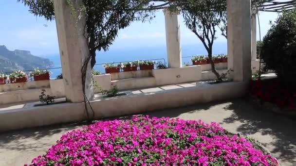 Ravello Campania, Włochy - 22 września 2021: Przegląd wybrzeża Amalfi z tarasu Belvedere Villa Rufolo - Materiał filmowy, wideo