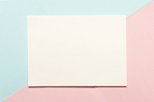 Pose plate d'une brochure en papier A4 blanc vierge sur papier rose et bleu clair. - Photo, image