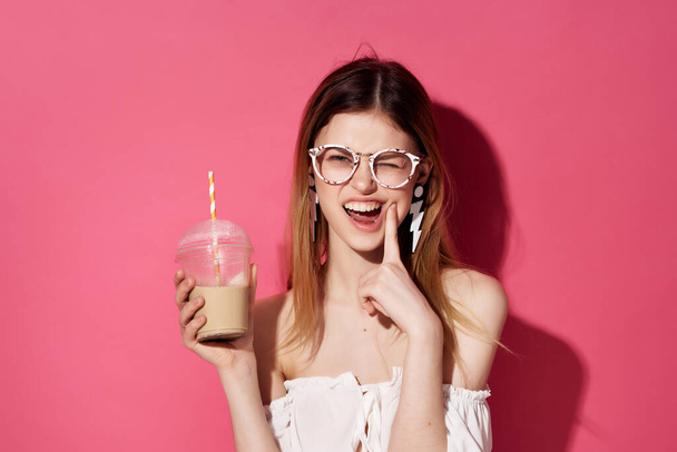 pretty woman with glasses holding drink  - Foto, Bild