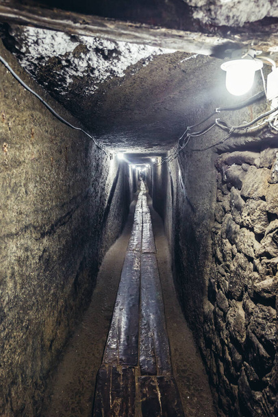 Corredor subterráneo de la mina de sal en el pueblo de Cacica, Rumania - Foto, imagen