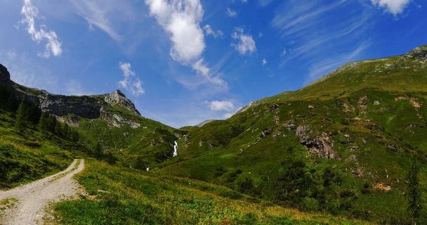 cascata bianca in un paesaggio di montagna verde con vista panoramica cielo blu - Foto, immagini