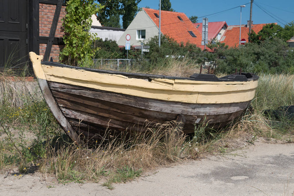 Velho barco de pesca de madeira na grama. - Foto, Imagem