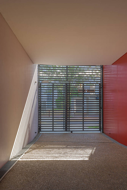 フランス・ジュヌヴィリエ- 2021年10月8日赤と白の回廊と格子の影 - 写真・画像
