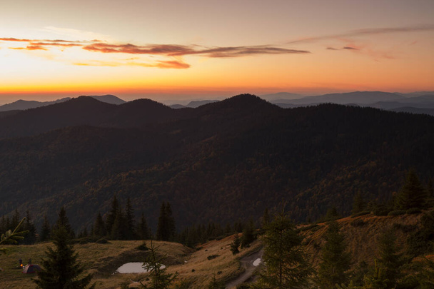 sunset high in the autumn mountains - Foto, imagen