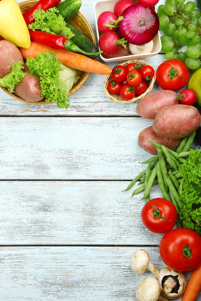 Літня рамка зі свіжими органічними овочами
 - Фото, зображення