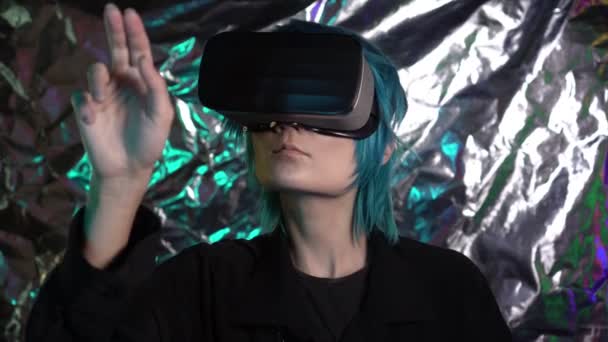 Een moderne man of vrouw met een virtual reality bril maakt handgebaren - Video