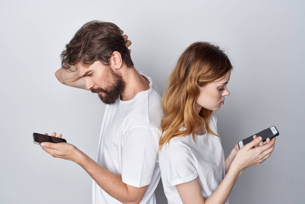 παντρεμένο ζευγάρι καυγαδίζουν ζήλια τηλέφωνα επικοινωνίας στούντιο τρόπο ζωής - Φωτογραφία, εικόνα
