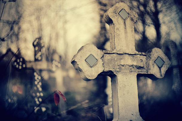 Mezarlıktaki eski mezarlık haçı.. - Fotoğraf, Görsel