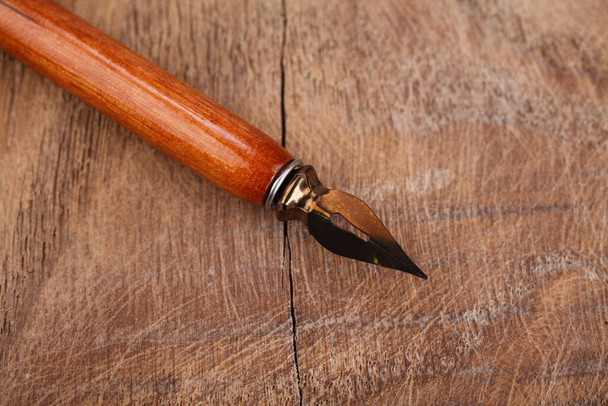 Antigua pluma estilográfica vintage sobre fondo de mesa de madera - Foto, imagen