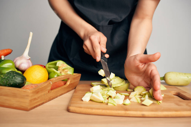 різання овочів на ріжучій дошці кухня для приготування їжі
 - Фото, зображення