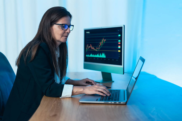 Деловая женщина-трейдер, работающая на криптовалютных рынках с технологией блокчейн - Децентрализованная финансовая и биржевая концепция - Фото, изображение